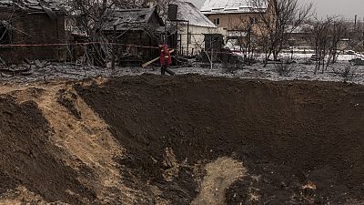 Cratera de um dos mísseis russos na Ucrânia