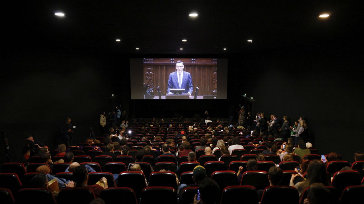 Die Übertragung der entscheidenen Parlamentssitzung in ein warschauer Kino am 11.12.2023 