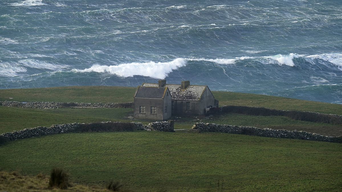 Sturm Fergus peitschte das Meer an der Westküste Irlands auf. 