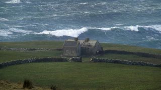 Sturm Fergus peitschte das Meer an der Westküste Irlands auf. 