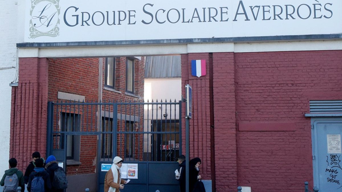  Lille şehrinde 2003 yılında açılan ülkenin ilk özel Müslüman lisesi olan Averroes Lisesi'nin 800'den fazla öğrencisi var 