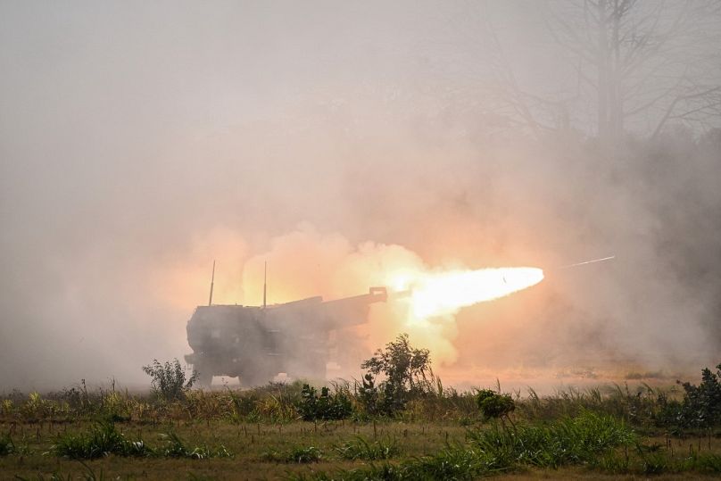 Membri dell'esercito statunitense lanciano l'M142 High Mobility Artillery Rocket Systems (HIMARS) durante l'esercitazione militare congiunta Super Garuda Shield 2023