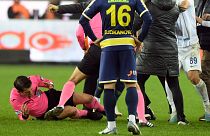El árbitro Halil Umut Meler cae al suelo tras recibir un puñetazo del presidente del MKE Ankaragücü, Faruk Koca, al final de un partido de fútbol de la Superliga turca.