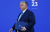 Orbán Viktor magyar miniszterelnök többször is "pénzügyi zsarolásnak" nevezte a befagyasztott uniós forrásokkal kapcsolatos patthelyzetet.