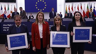 Afsoon Najafi, a destra, Mersedeh Shahinkar, seconda a destra, e l'avvocato Saleh Nikbakht con la Presidente del Parlamento europeo, Roberta Metsola, alla cerimonia del Premio