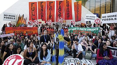 La activista en favor del clima Ina-Maria Shikongo encabeza una manifestación contra los combustibles fósiles en la COP28, el martes 12 de diciembre de 2023, en Dubái.