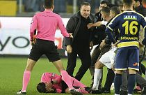 Ankaragücü Başkanı Faruk Koca maç sonrası sahaya girerek hakem Halil Umut Meler'e yumruk attı