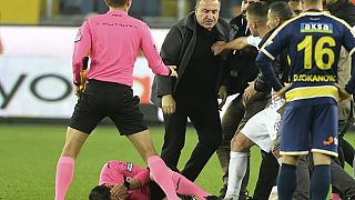 Ankaragücü Başkanı Faruk Koca maç sonrası sahaya girerek hakem Halil Umut Meler'e yumruk attı