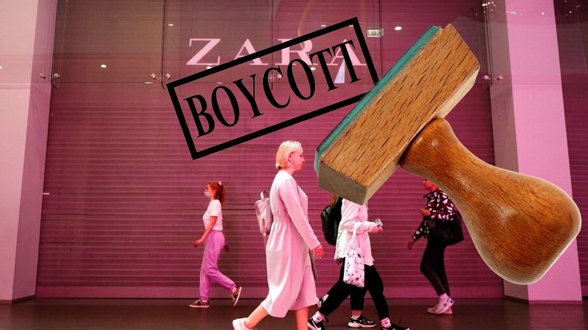 Des passants devant un magasin Zara fermé en raison des sanctions dans un centre commercial de Saint-Pétersbourg, en Russie, le mardi 31 mai 2022. 