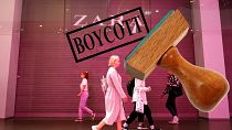 La gente pasa por delante de una tienda de Zara cerrada debido a las sanciones en un centro comercial en San Petersburgo, Rusia, martes 31 de mayo de 2022\. 