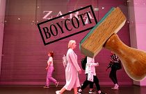 Люди проходят мимо магазина Zara, закрытого из-за санкций, в торговом центре в Санкт-Петербурге, Россия, вторник, 31 мая 2022 года. 