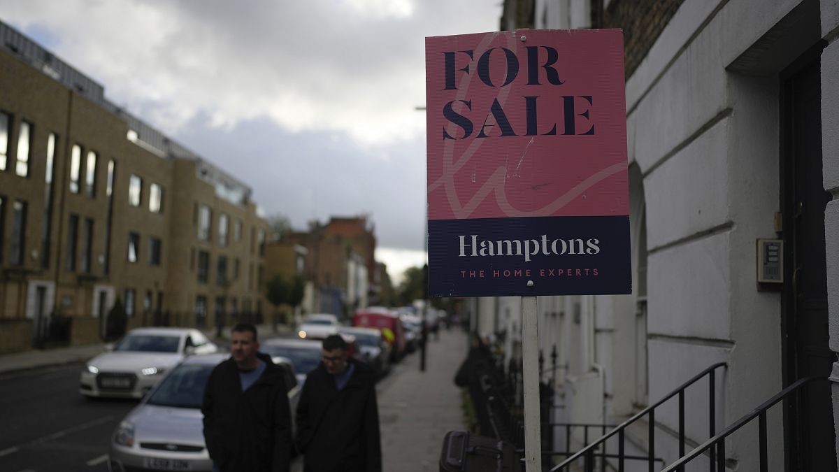First-time buyers look for long-term loans to get on property ladder thumbnail