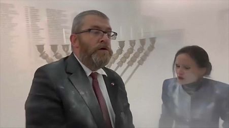 Der rechtsextreme polnische Abgeordnete, Gschegusch Braun, hat mit einem Feuerlöscher die Kerzen eines großen Chanukka-Leuchters gelöscht. 