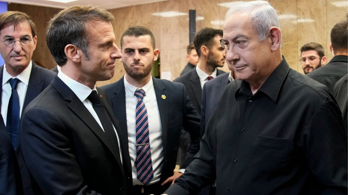 رئيس الوزراء الإسرائيلي بنيامين نتنياهو يصافح الرئيس الفرنسي إيمانويل ماكرون بعد مؤتمرهما الصحفي المشترك في القدس في 24 أكتوبر 2023.