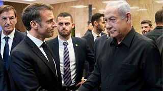 رئيس الوزراء الإسرائيلي بنيامين نتنياهو يصافح الرئيس الفرنسي إيمانويل ماكرون بعد مؤتمرهما الصحفي المشترك في القدس في 24 أكتوبر 2023.