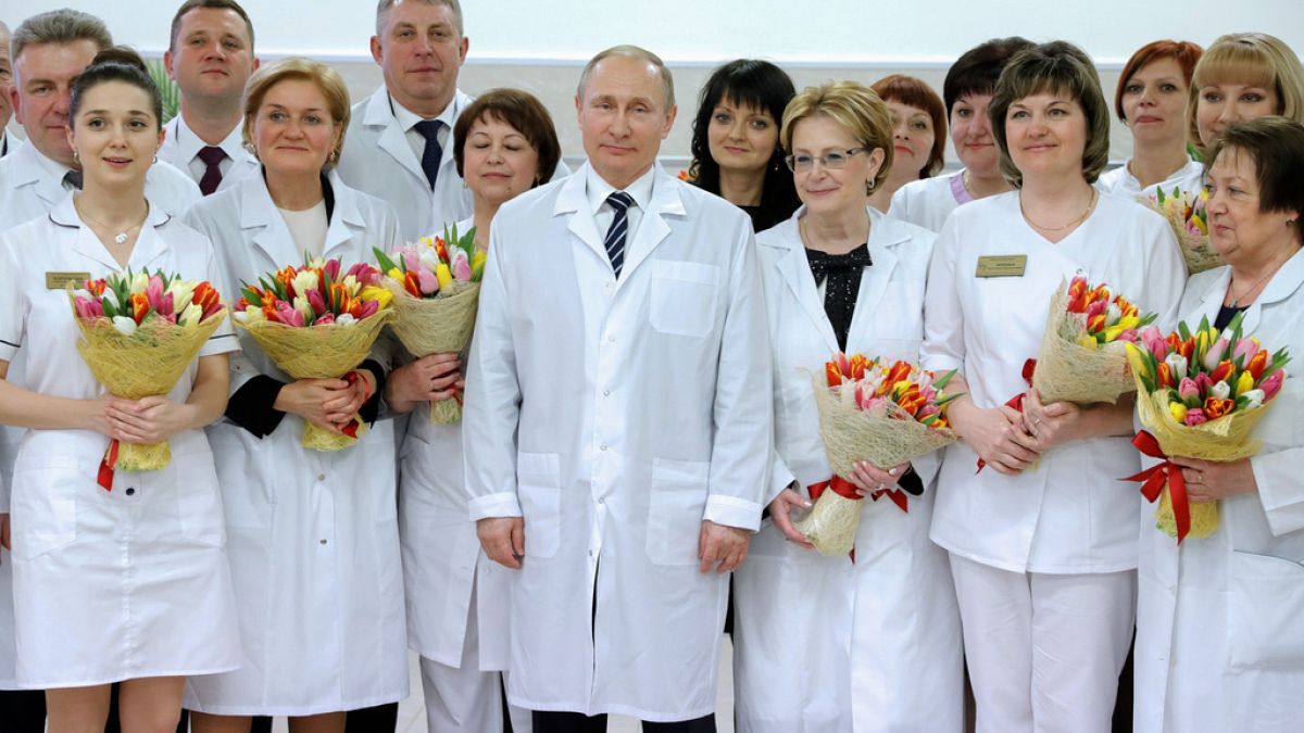 Il presidente russo Vladimir Putin in visita ad un nuovo centro di maternità a Bryansk