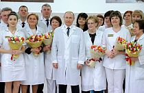 Президент России Владимир Путин в окружении медработников