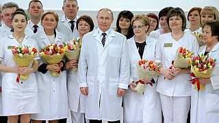 Vlagyimir Putyin egy nőnapi gyárlátogatáson