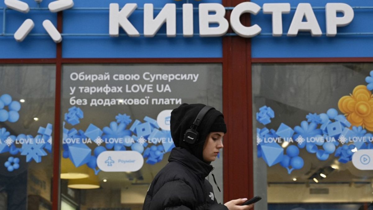 Járókelő a Kijivsztar egyik ukrajnai üzlete előtt. 