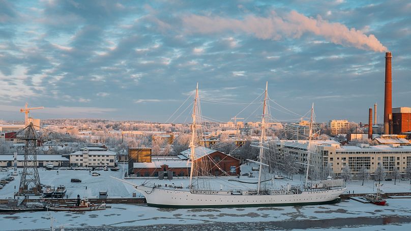 La rivière Aura gelée, à Turku, en Finlande