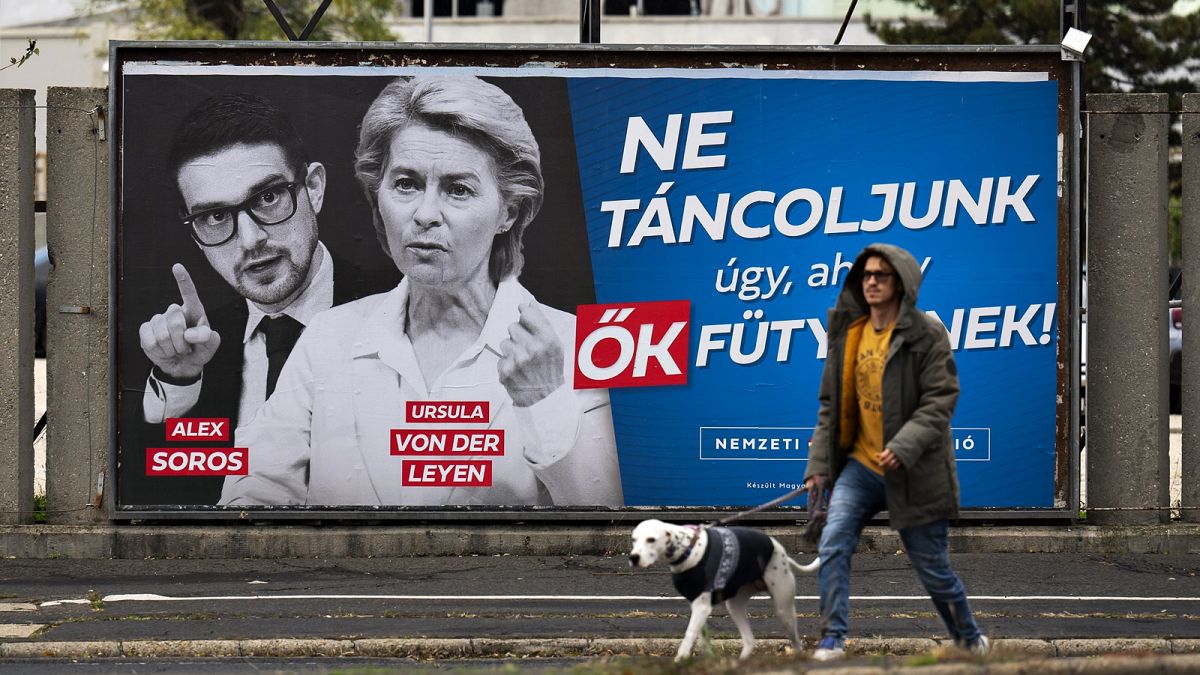 Οι διαφημιστικές πινακίδες που είναι τοποθετημένες σε όλη την Ουγγαρία στοχεύουν άμεσα στην Ούρσουλα φον ντερ Λάιεν, την πρόεδρο της Ευρωπαϊκής Επιτροπής.