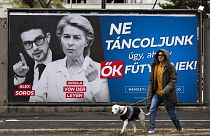 Ursula von der Leyen a magyar kormány plakátjain Alex Soros társaságában