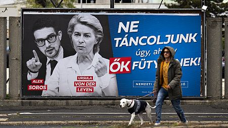 Die in ganz Ungarn angebrachten Plakate richten sich direkt an Ursula von der Leyen, die Präsidentin der Europäischen Kommission.