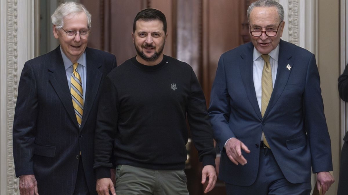 Mitch McConnell, Volodimir Zelenszkij és Chuck Schumer (balról jobbra) a washingtoni Capitoliumban 2023.12.12-én. 