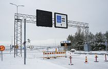 محطة فاليما الحدودية المغلقة بين فنلندا وروسيا في الصورة في 7 ديسمبر 2023.