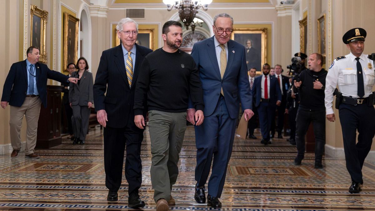 همراهی زلنسکی توسط دو سناتور ارشد دموکرات و جمهوری‌خواه هنگام ورود به ساختمان کنگره