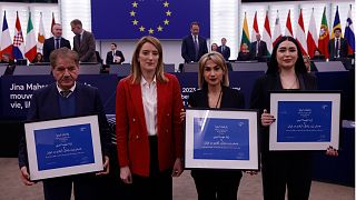  أأفسون نجفي، ومرسيده شاهينكار، صالح نيكبخت، ورئيسة البرلمان الأوروبي روبرتا ميتسولا خلال حفل جائزة ساخاروف لحرية الفكر لعام 2023