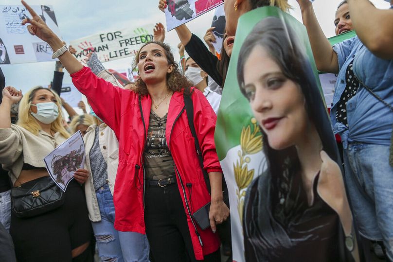 نساء يرددن هتافات خلال احتجاج على وفاة الإيرانية مهسا أميني، في إسطنبول 2 أكتوبر 2022