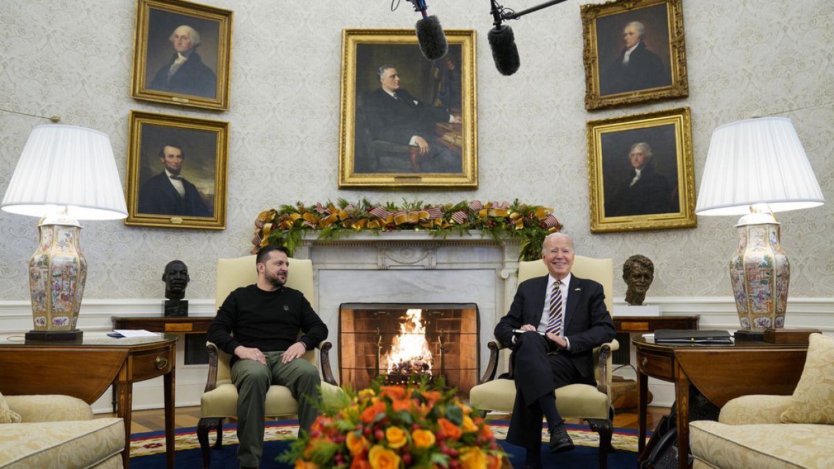 Le président américain, Joe Biden, serre la main de son homologue ukrainien, Volodymyr Zelensky, lors d’une réunion dans le bureau Ovale, à la Maison Blanche