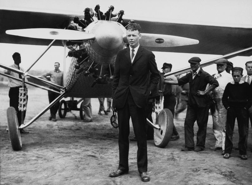 Charles Lindbergh 1927. május 20-án a Spirit of St. Louis nevű repülő előtt New Yorkban, mielőtt elindult volna Párizsba