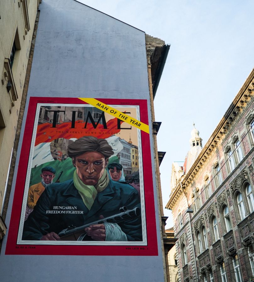 A magyar szabadságharcos – a Time címoldala egy erzsébetvárosi tűzfalon