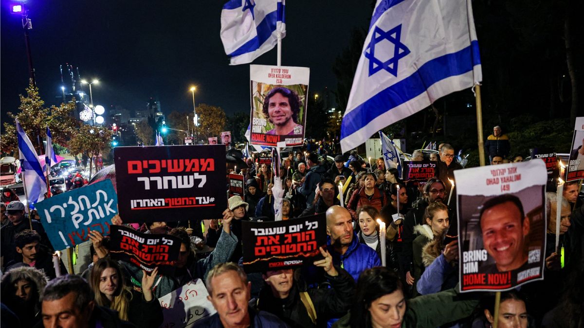متظاهرون خلال مظاهرة تطالب بالإفراج عنهم خارج البرلمان الإسرائيلي في القدس، في 12 ديسمبر 2023.