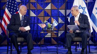 يلتقي الرئيس الأمريكي جو بايدن مع رئيس الوزراء الإسرائيلي بنيامين نتنياهو لمناقشة الحرب بين إسرائيل وحماس، في تل أبيب، إسرائيل، في 18 أكتوبر 2023.