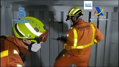 Vigili del fuoco a lavoro durante un sequestro di cocaina in Spagna