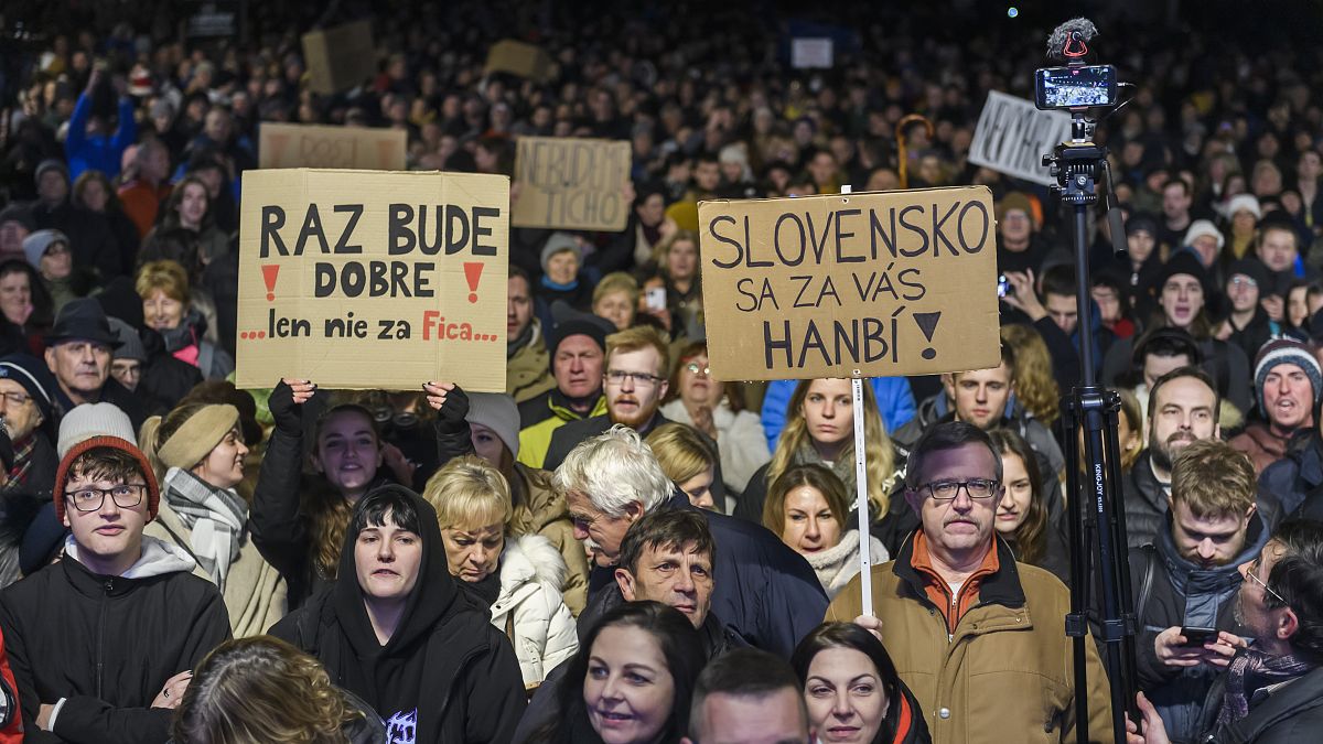 La gente participa en una protesta contra la eliminación de la Fiscalía Especial en Bratislava, el martes 12 de diciembre de 2023.