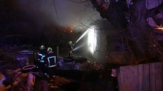 Los bomberos tratan de apagar las llamas generadas por uno de los impactos 