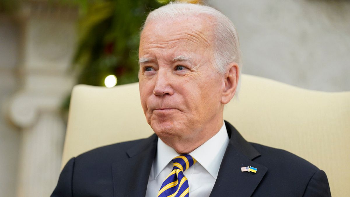 Amerika Birleşik Devletleri Başkanı Joe Biden, yakasına ABD ve Ukrayna bayrakları astı