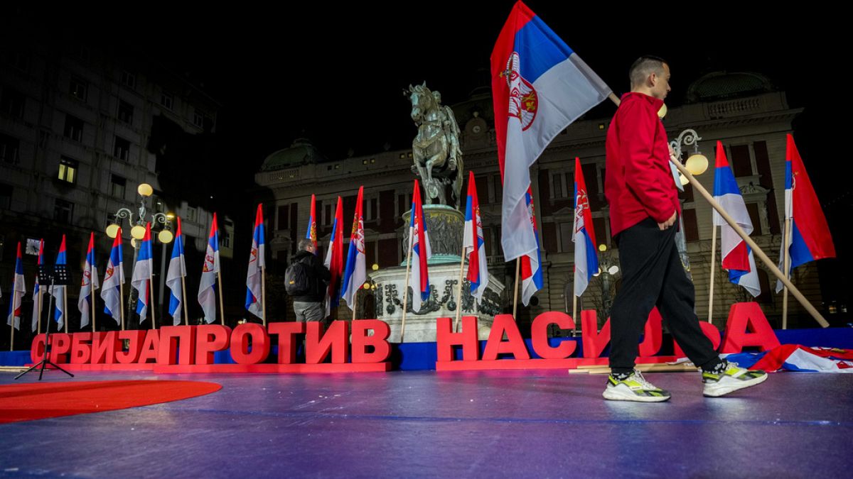 Предвыборный митинг объединённой сербской оппозиции под лозунгом "Сербия против насилия"