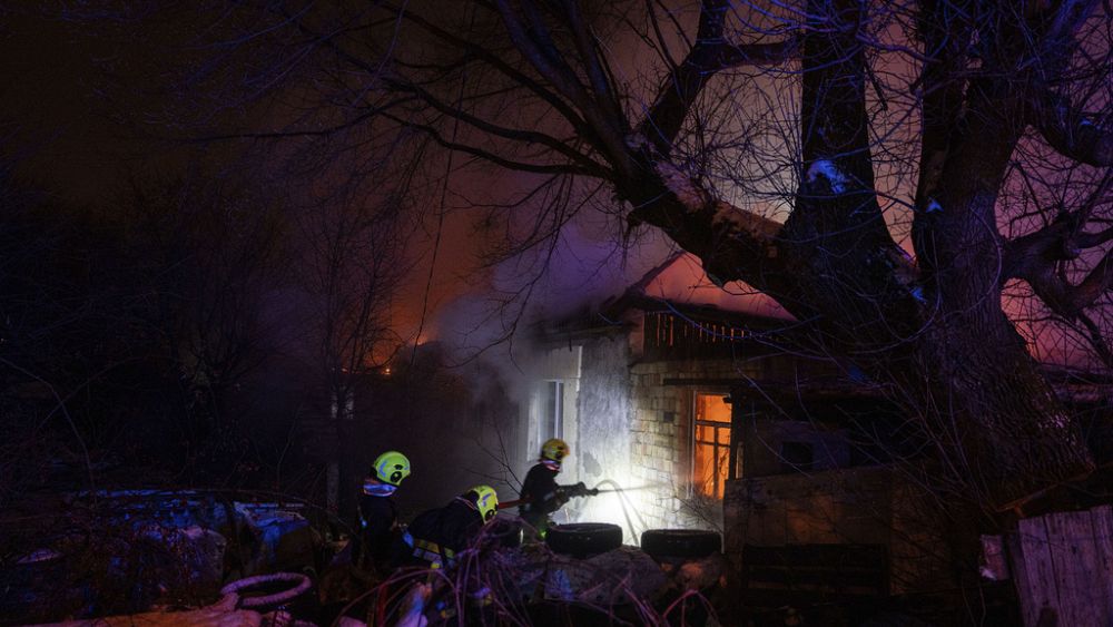 Руските въздушни удари оставят десетки ранени сгради в Киев