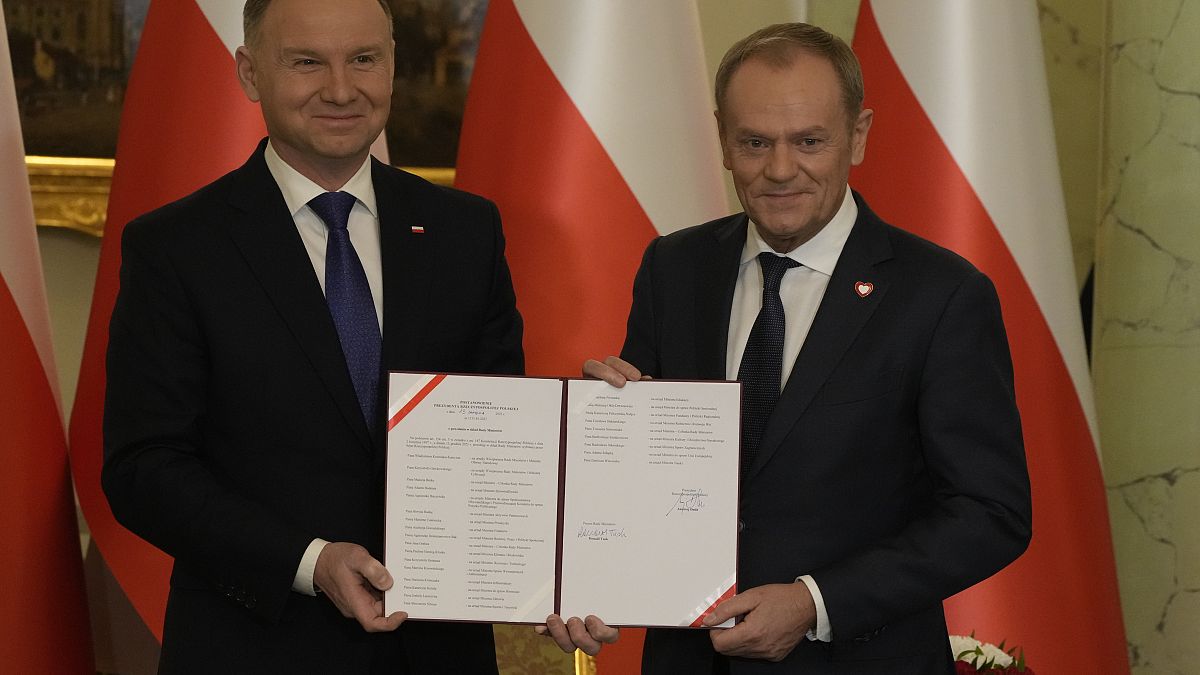 Andrzej Duda lengyel elnök és Donald Tusk miniszterelnök a varsói elnöki palotában 2023. december 13-án