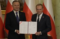 Präsident Andrzej Duda und der neue Ministerpräsident Donald Tusk bei der Vereidigung der neuen Regierung in Warschau.