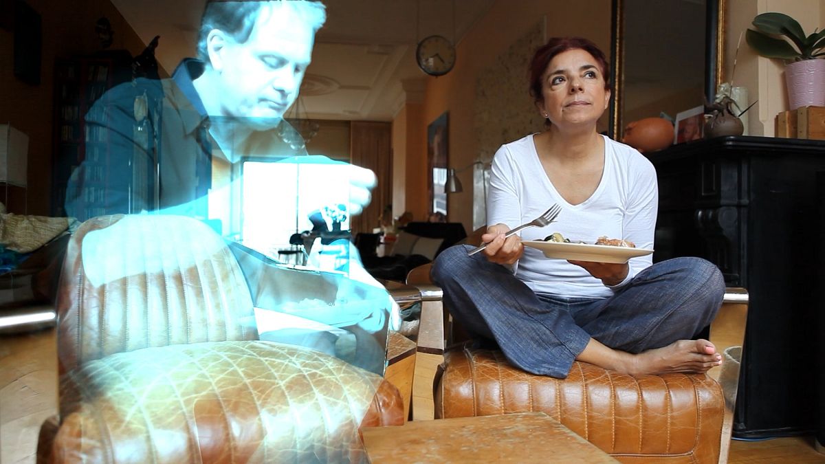 Запознайте се с испанската художничка Алисия Фрамис: Първата жена, която се омъжи за холограма
