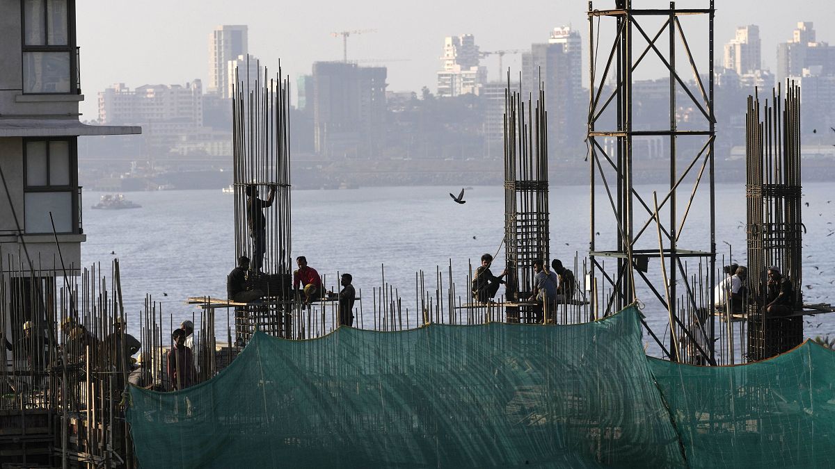Рабочие на строительной площадке в Мумбаи, Индия.