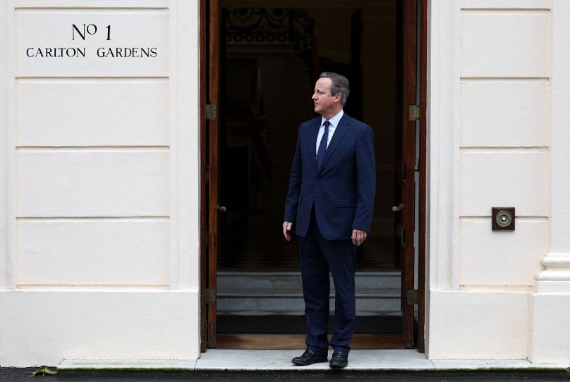Il ministro degli Esteri britannico Cameron ha incontrato il figlio del magnate di Hong Kong pro-democrazia in carcere