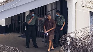 Imagen del editor prodemocrático encarcelado, Jimmy Lai, caminando por la prisión de Stanley en Hong Kong, el 28 de julio de 2023.