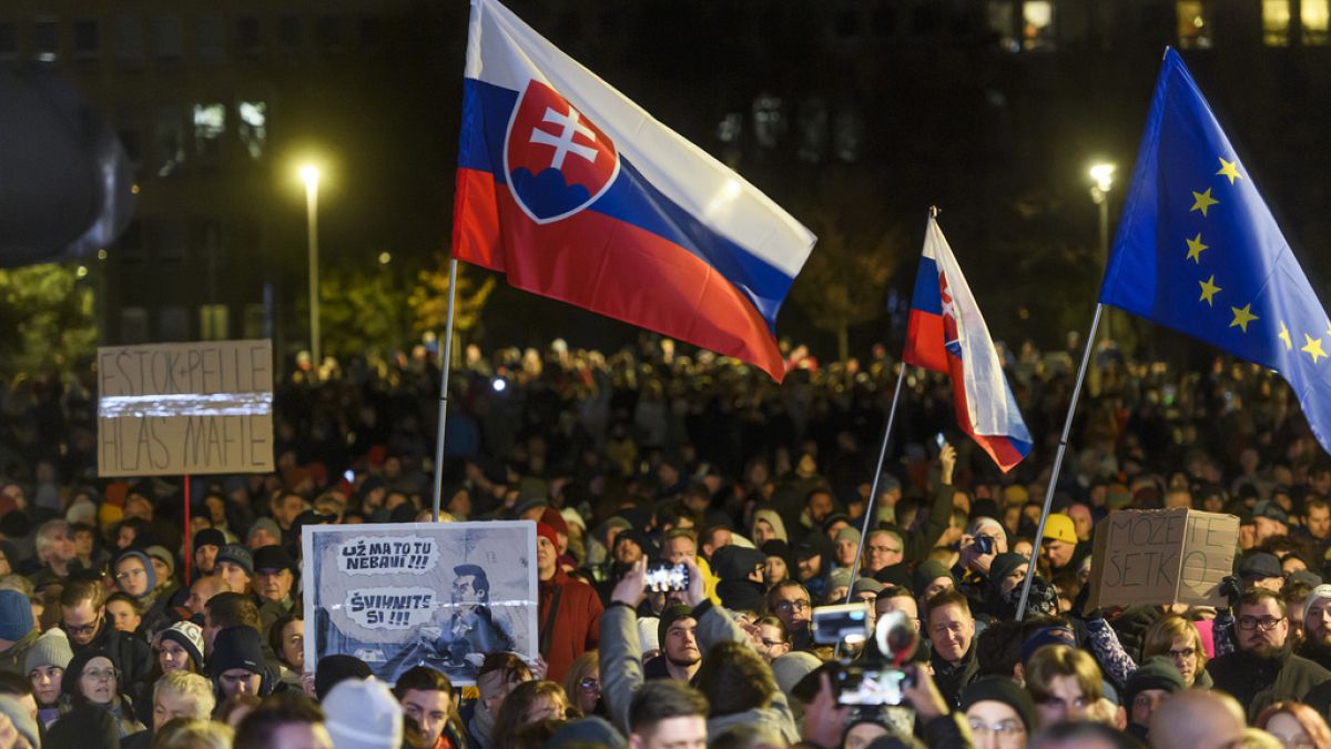 Na Slovensku demonštrujú tisíce ľudí, ktorí odsudzujú plán vlády na zatvorenie prokuratúry